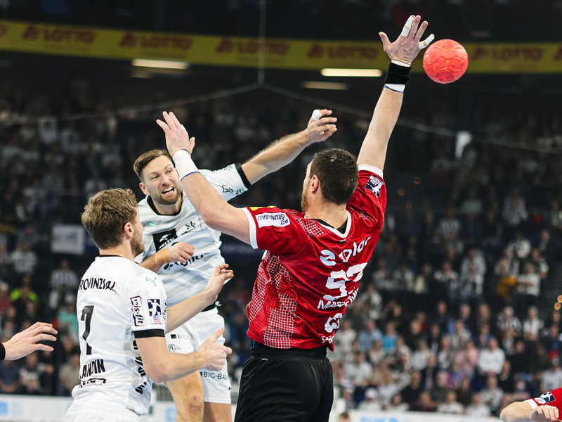 Kiels Harald Reinkind (M) wirft auf das Tor. - Foto: Frank Molter/dpa