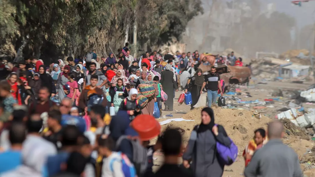 Palästinenserinnen und Palästinenser laufen von der Stadt Gaza Richtung Süden, um sich dort vor israelischen Angriffen in Sicherheit zu bringen. - Bild: Rizek Abdeljawad/XinHua/dpa