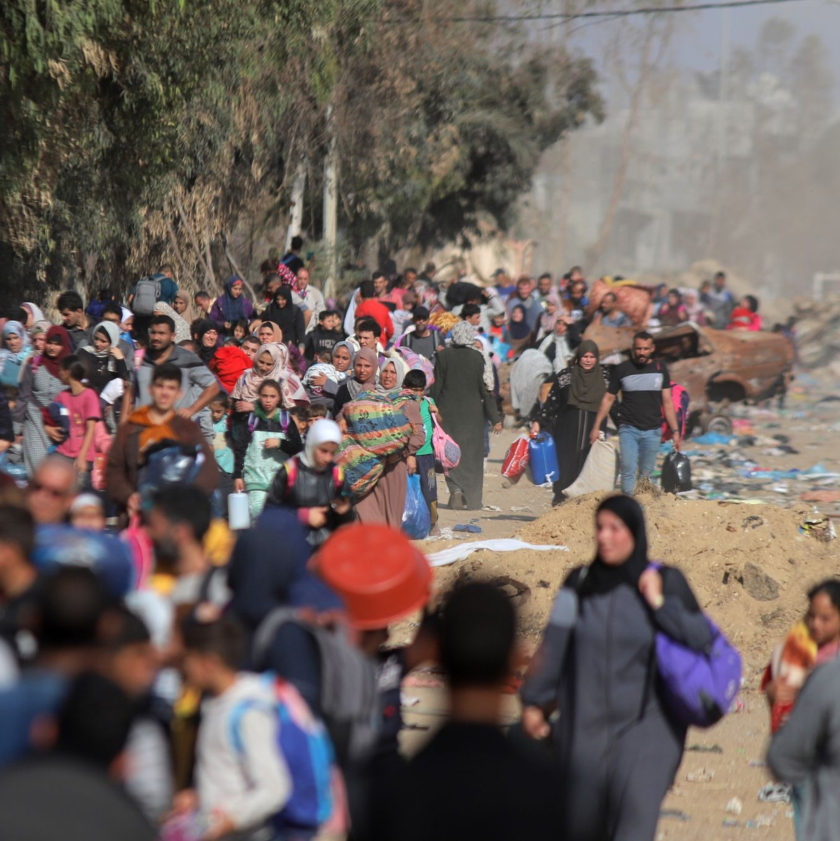 Palästinenserinnen und Palästinenser laufen von der Stadt Gaza Richtung Süden, um sich dort vor israelischen Angriffen in Sicherheit zu bringen. - Foto: Rizek Abdeljawad/XinHua/dpa