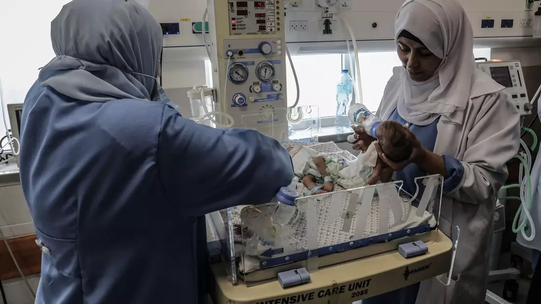 31 frühgeborene Babys sind nach WHO-Angaben auf die Intensivstation der Entbindungsklinik des emiratischen Al-Hilal-Krankenhauses in der südlichen Stadt Rafah gebracht worden. - Bild: Abed Rahim Khatib/dpa