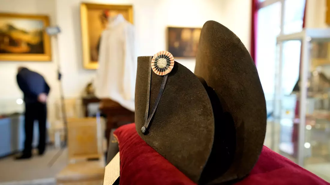 Einer der charakteristischen breiten schwarzen Hüte, die Napoleon trug, ist in Frankreich versteigert worden. - Bild: Christophe Ena/AP/dpa
