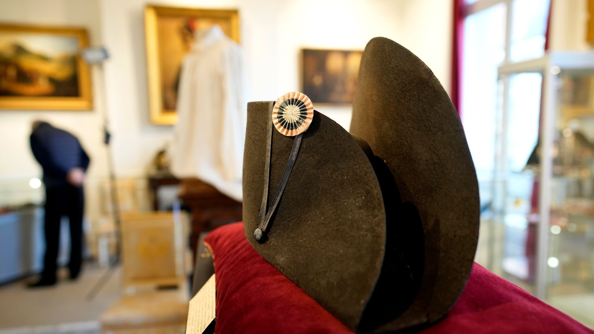 Einer der charakteristischen breiten schwarzen Hüte, die Napoleon trug, ist in Frankreich versteigert worden. - Foto: Christophe Ena/AP/dpa