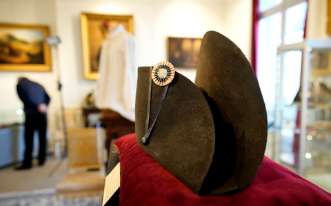 Einer der charakteristischen breiten schwarzen Hüte, die Napoleon trug, ist in Frankreich versteigert worden. - Foto: Christophe Ena/AP/dpa