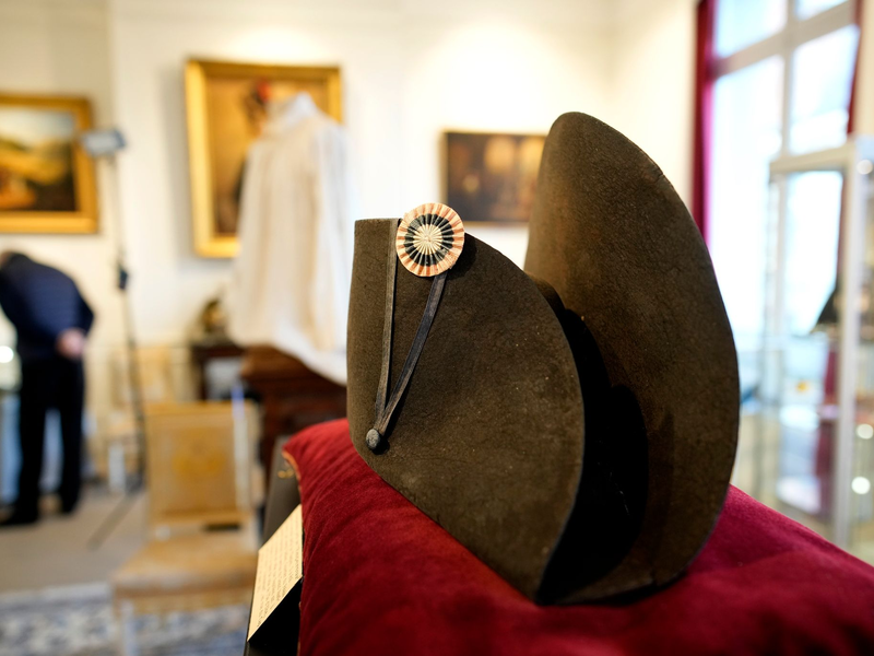 Einer der charakteristischen breiten schwarzen Hüte, die Napoleon trug, ist in Frankreich versteigert worden. - Foto: Christophe Ena/AP/dpa