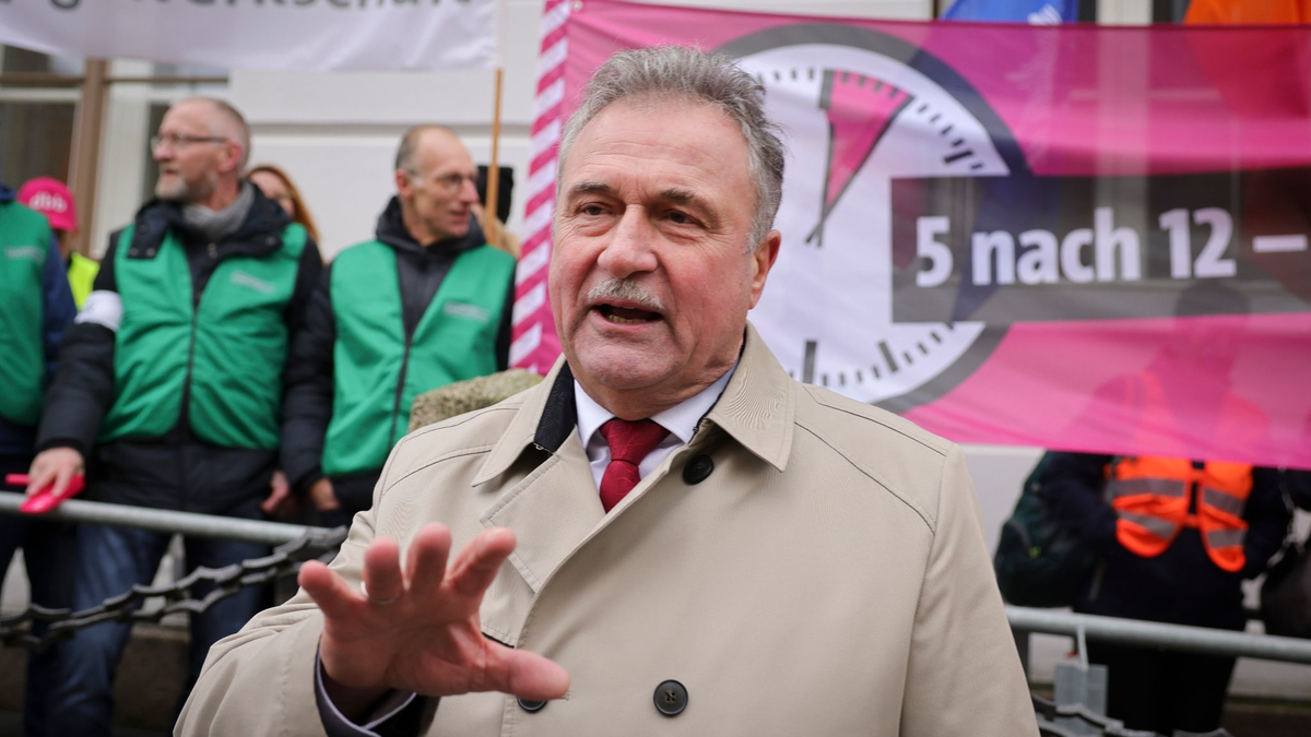 GDL-Chef Claus Weselsky kritisiert «Nieten in Nadelstreifen, mit Millionengehältern», die «keine Ahnung» hätten, «wie man eine Eisenbahn organisiert». - Foto: Christian Charisius/dpa