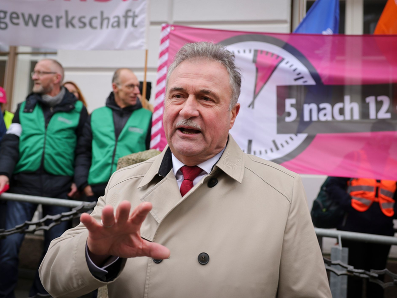 Die GDL-Mitglieder vertrauen auf sein Verhandlungsgeschick: Claus Weselsky. - Foto: Christian Charisius/dpa