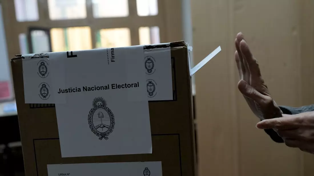 Rund 35 Millionen Menschen sind in Argentinien zur Wahl aufgerufen. Es herrscht Wahlpflicht. - Bild: Matias Delacroix/AP/dpa
