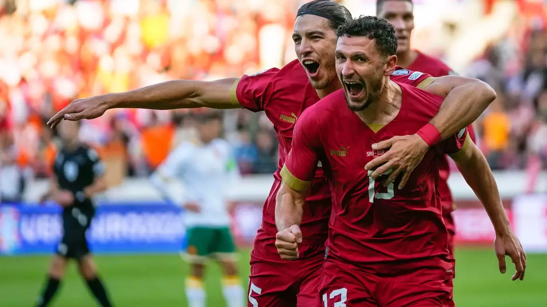 Serbiens Milos Veljkovic (r) jubelt über seinen Treffer zur 1:0-Führung. - Bild: Darko Vojinovic/AP