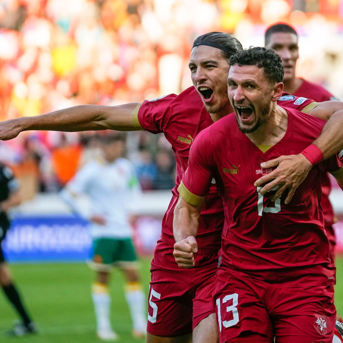 Serbiens Milos Veljkovic (r) jubelt über seinen Treffer zur 1:0-Führung. - Foto: Darko Vojinovic/AP