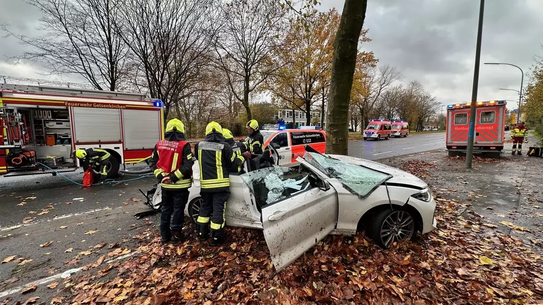 FW-GE: Eingeklemmte Person bei Verkehrsunfall in Heßler - Bild: presseportal.de