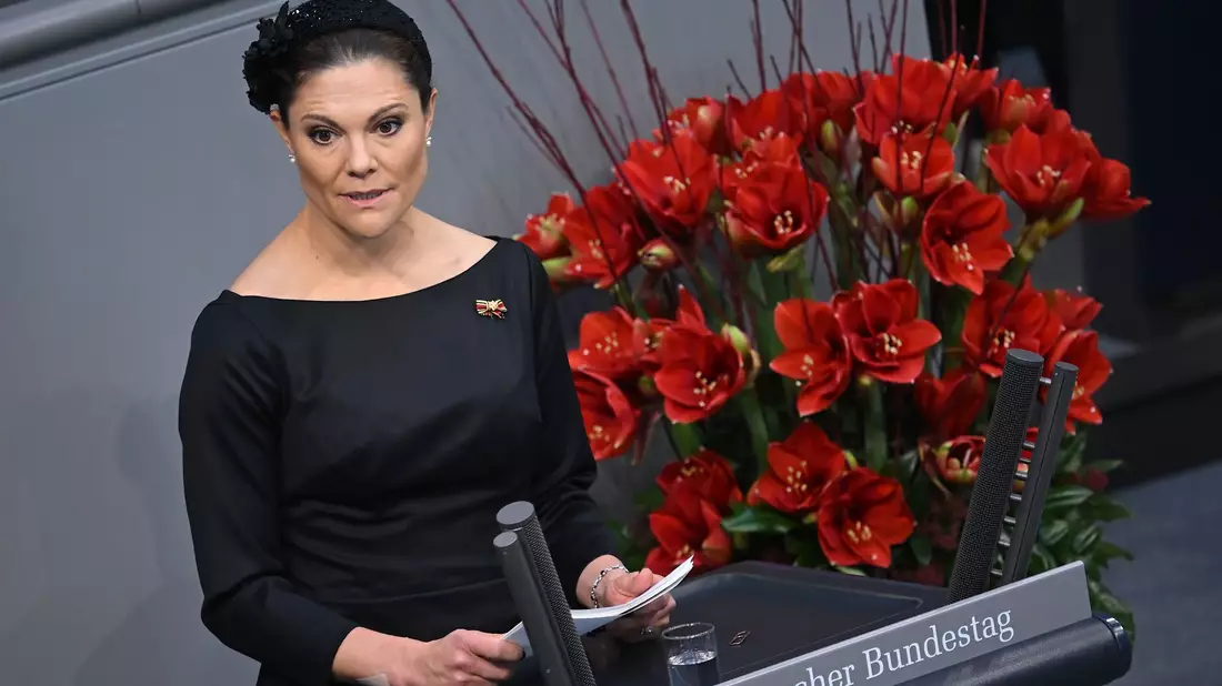 Die schwedische Kronprinzessin Victoria spricht bei der zentralen Gedenkveranstaltung zum Volkstrauertag im Deutschen Bundestag. - Bild: Britta Pedersen/dpa