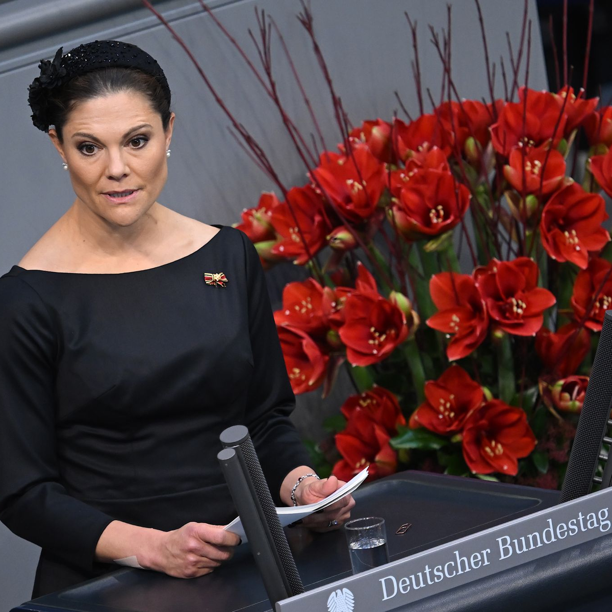 Die schwedische Kronprinzessin Victoria spricht bei der zentralen Gedenkveranstaltung zum Volkstrauertag im Deutschen Bundestag. - Foto: Britta Pedersen/dpa