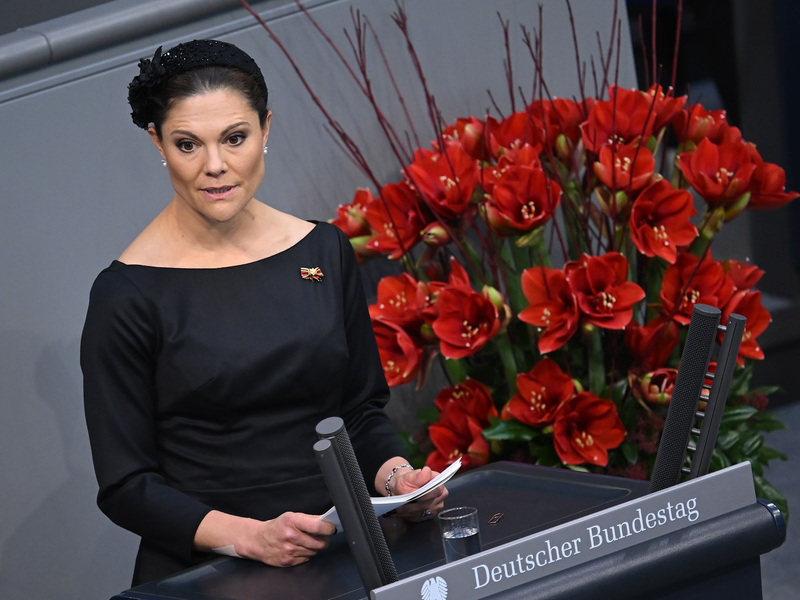 Die schwedische Kronprinzessin Victoria spricht bei der zentralen Gedenkveranstaltung zum Volkstrauertag im Deutschen Bundestag. - Foto: Britta Pedersen/dpa
