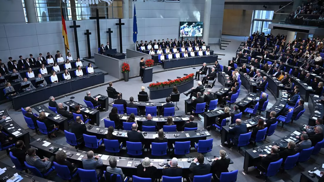 Die zentrale Gedenkstunde zum Volkstrauertag fand im Bundestag in Berlin statt. - Bild: Britta Pedersen/dpa