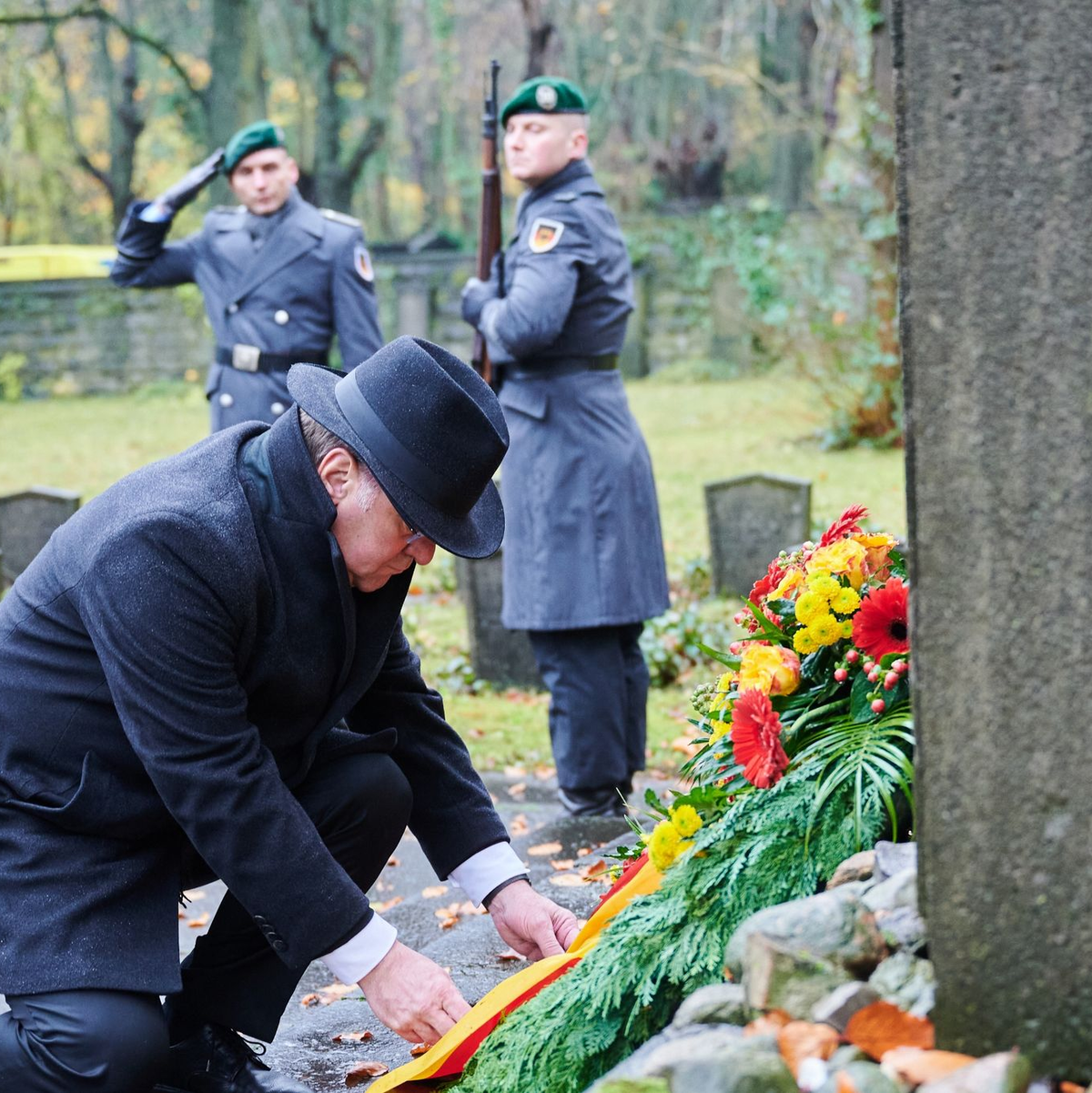 Verteidigungsminister Boris Pistorius richtet einen Kranz auf dem Jüdischen Friedhof Weißensee. Am Volkstrauertag wird jedes Jahr der Opfer von Krieg und Gewaltherrschaft gedacht. - Foto: Annette Riedl/dpa