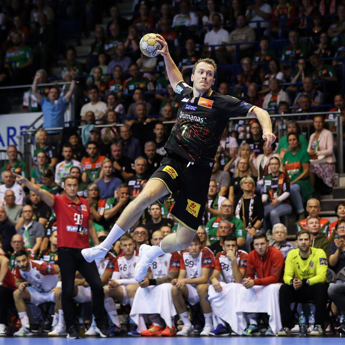 Traf gegen Eisenach zwölf Mal: Der Magdeburger Felix Claar beim Sprungwurf. - Foto: Ronny Hartmann/dpa