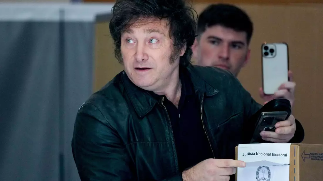 Präsidentschaftskandidat Javier Milei gibt in einem Wahllokal in Buenos Aires seine Stimme ab. - Bild: Natacha Pisarenko/AP/dpa