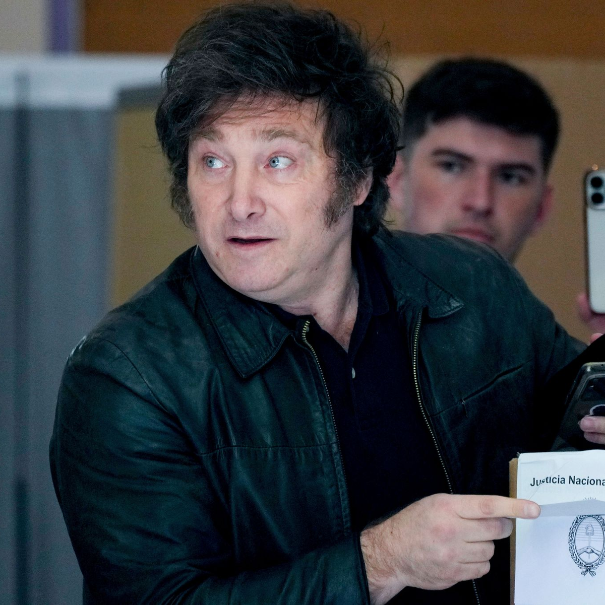 Präsidentschaftskandidat Javier Milei gibt in einem Wahllokal in Buenos Aires seine Stimme ab. - Foto: Natacha Pisarenko/AP/dpa