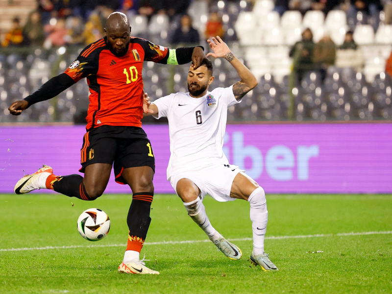 Belgiens Romelu Lukaku (l) erzielt seinen vierten Treffer zum 4:0. - Foto: Geert Vanden Wijngaert/AP