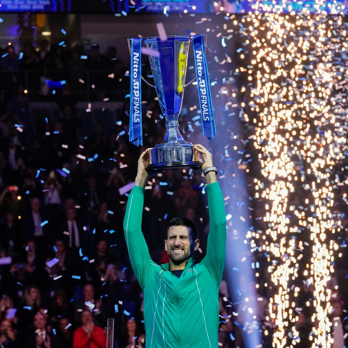 Novak Djokovic jubelt mit seiner Trophäe nach seinem Sieg. - Foto: Antonio Calanni/AP/dpa