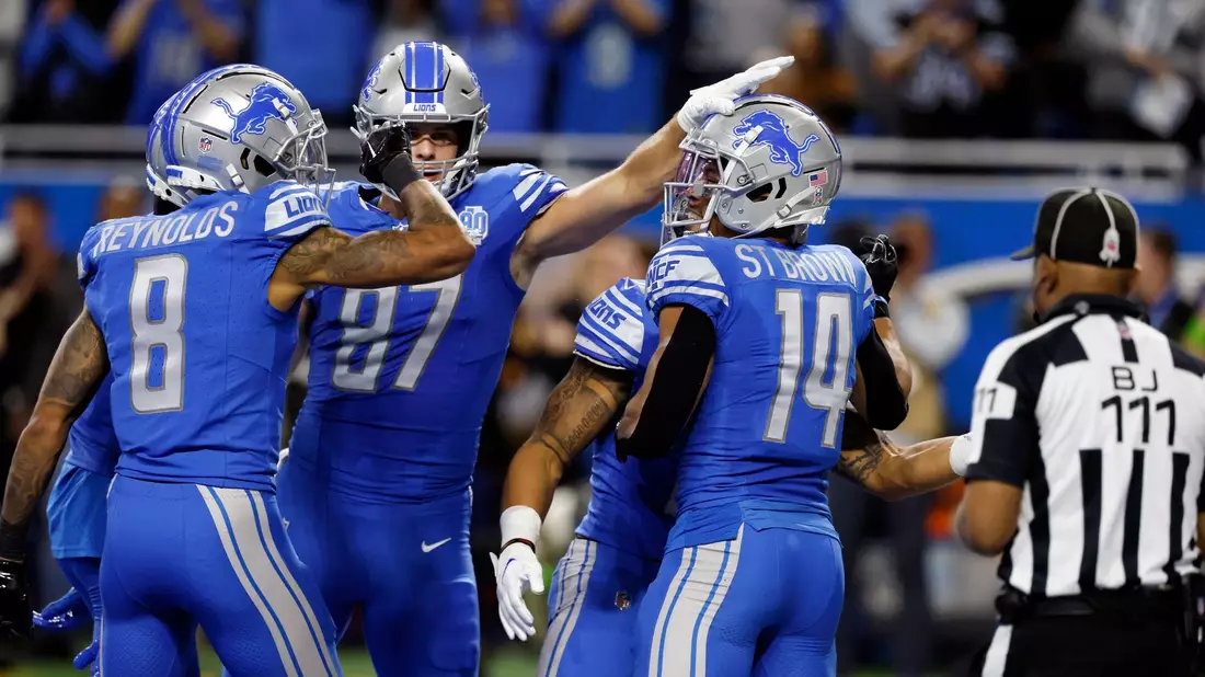 Detroits Amon-Ra St.Brown (r) jubelt mit seinen Mitspielern, nachdem er einen Touchdown erzielt hat. - Bild: Duane Burleson/AP/dpa