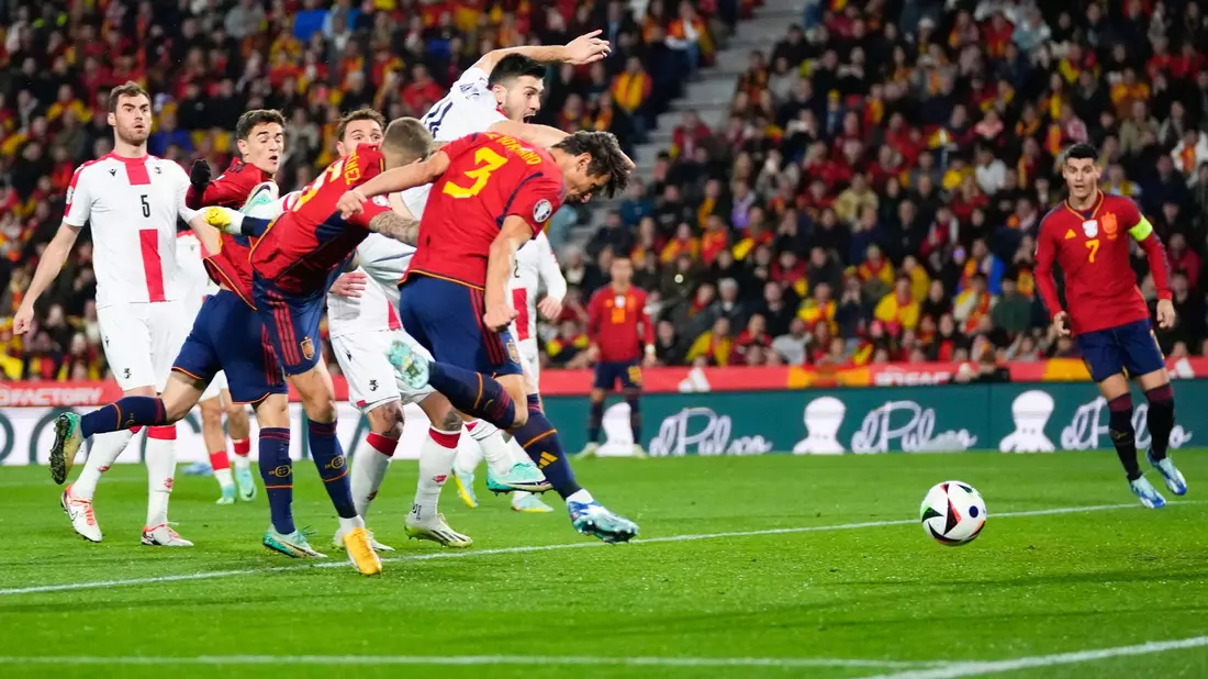 Spaniens Robin Le Normand (M) erzielt den Treffer zum 1:0. - Bild: Manu Fernandez/AP