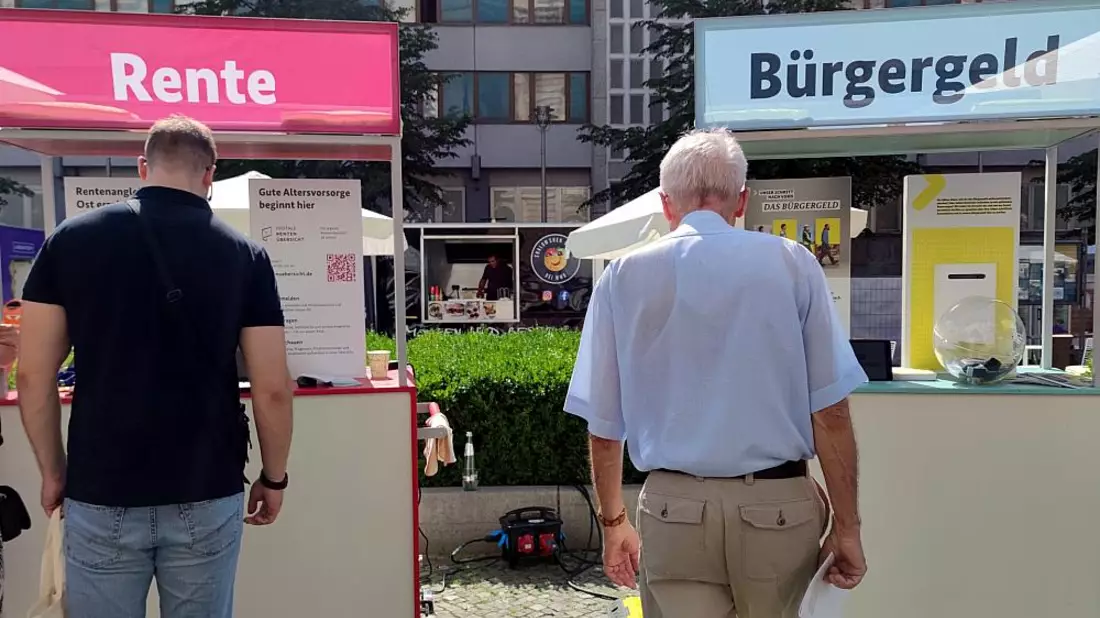 Passanten vor Infoständen zu Rente und Bürgergeld (Archiv) - Bild: über dts Nachrichtenagentur
