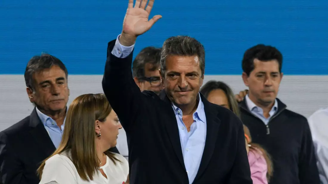 Sergio Massa gesteht seine Niederlage gegen den Oppositionskandidaten Milei bei der Stichwahl um das Präsidentenamt ein. - Bild: Gustavo Garello/AP