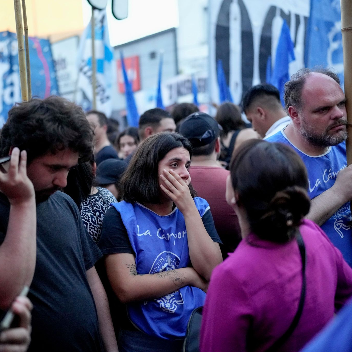 Anhänger von Wirtschaftsminister Massa hören sich nach Schließung der Wahllokale die ersten Ergebnisse der Stichwahlen an. - Foto: Matias Delacroix/AP