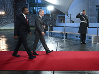 Bundeskanzler Olaf Scholz empfängt den äthiopischen Ministerpräsidenten Abiy Ahmed Ali (l) am Bundeskanzleramt. In Berlin findet die «Compact with Africa» - Konferenz G20 Investment Summit 2023 statt. - Foto: Britta Pedersen/dpa