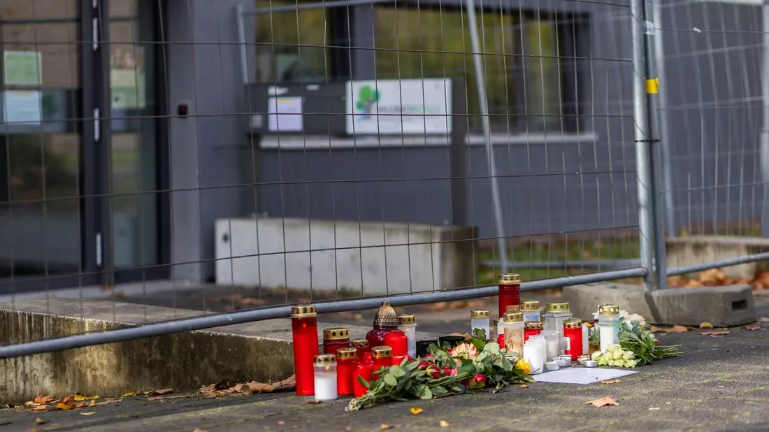 Blumen und Kerzen liegen vor der Waldbachschule in Offenburg. Dort soll ein 15-jähriger Schüler einen Gleichaltrigen erschossen haben. - Bild: Philipp von Ditfurth/dpa