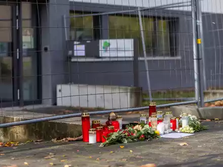 Blumen und Kerzen liegen vor der Waldbachschule in Offenburg. Dort soll ein 15-jähriger Schüler einen Gleichaltrigen erschossen haben. - Foto: Philipp von Ditfurth/dpa