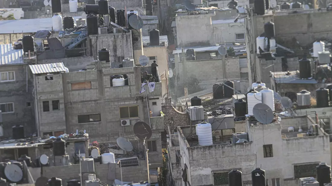 Israelische Soldaten platzieren die israelische Fahne auf einem Balkon im Flüchtlingslager Balata im Westjordanland. - Bild: Nasser Ishtayeh/SOPA Images via ZUMA Press Wire/dpa