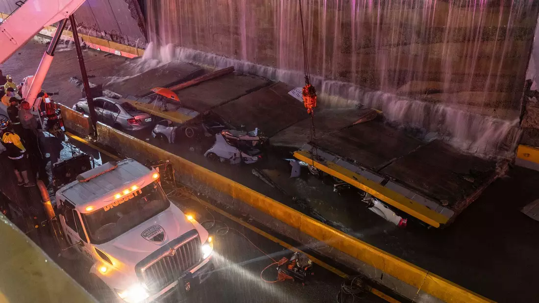 Rettungsteams arbeiten an der Stelle, an der eine Wand am Eingang eines Tunnels  in Santo Domingo eingestürzt ist. - Bild: Eddy Vittini/AP