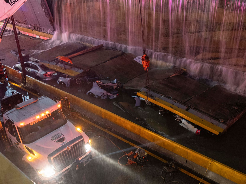 Rettungsteams arbeiten an der Stelle, an der eine Wand am Eingang eines Tunnels  in Santo Domingo eingestürzt ist. - Foto: Eddy Vittini/AP