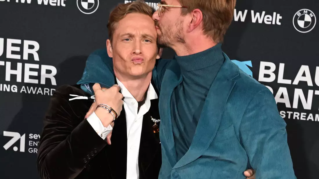 Nimmt Joko Winterscheidt (r) für eine Sendung den Moderationsjob ab: Schauspieler Matthias Schweighöfer. - Bild: Felix Hörhager/dpa/Archiv