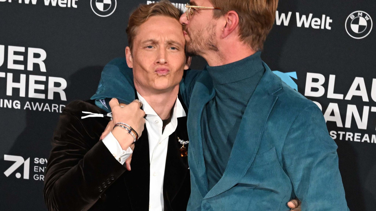 Nimmt Joko Winterscheidt (r) für eine Sendung den Moderationsjob ab: Schauspieler Matthias Schweighöfer. - Foto: Felix Hörhager/dpa/Archiv