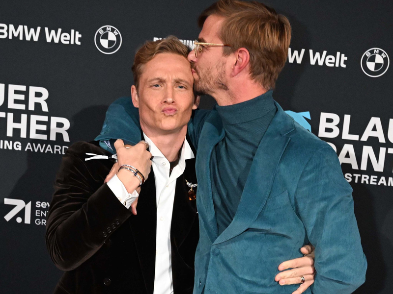 Nimmt Joko Winterscheidt (r) für eine Sendung den Moderationsjob ab: Schauspieler Matthias Schweighöfer. - Foto: Felix Hörhager/dpa/Archiv