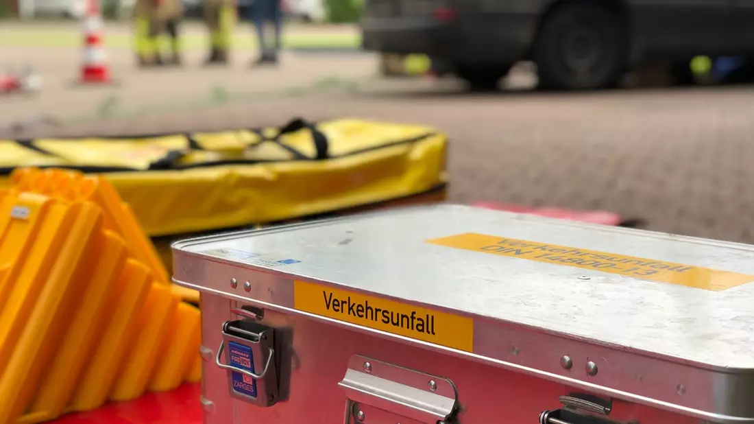 FW Alpen: Auslaufende Betriebsmittel nach Verkehrsunfall - Bild: presseportal.de