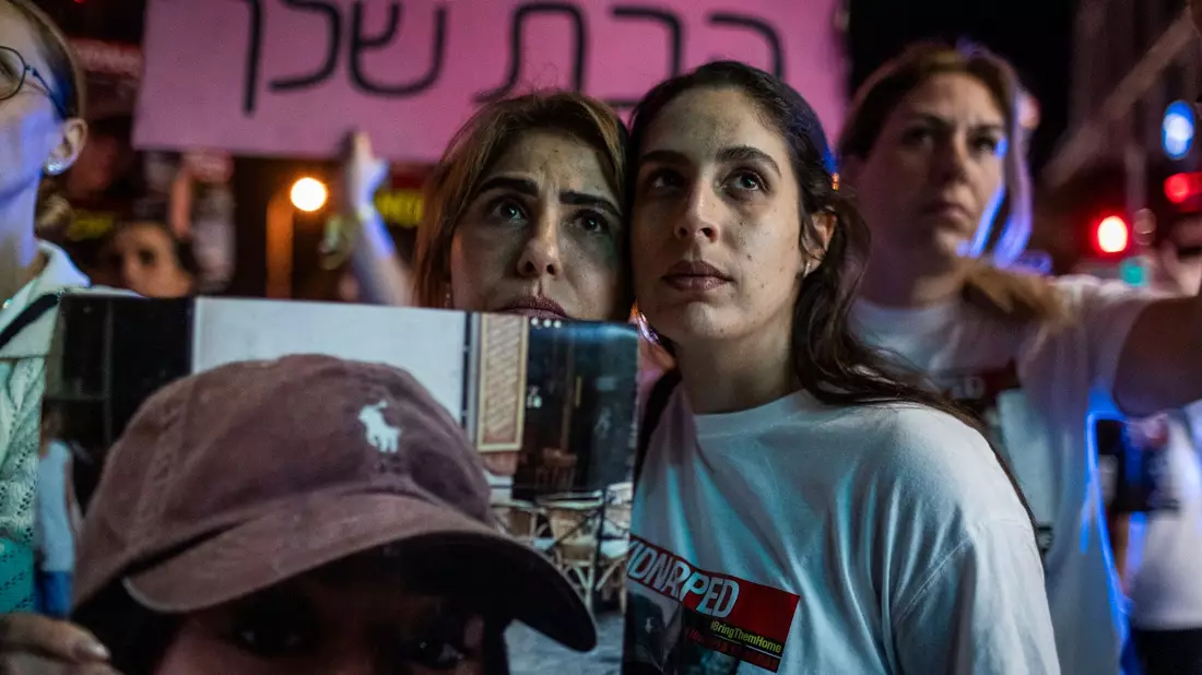 Israelis protestieren in Tel Aviv für die sofortige Freilassung der Geiseln aus dem Gazastreifen. - Bild: Ilia Yefimovich/dpa