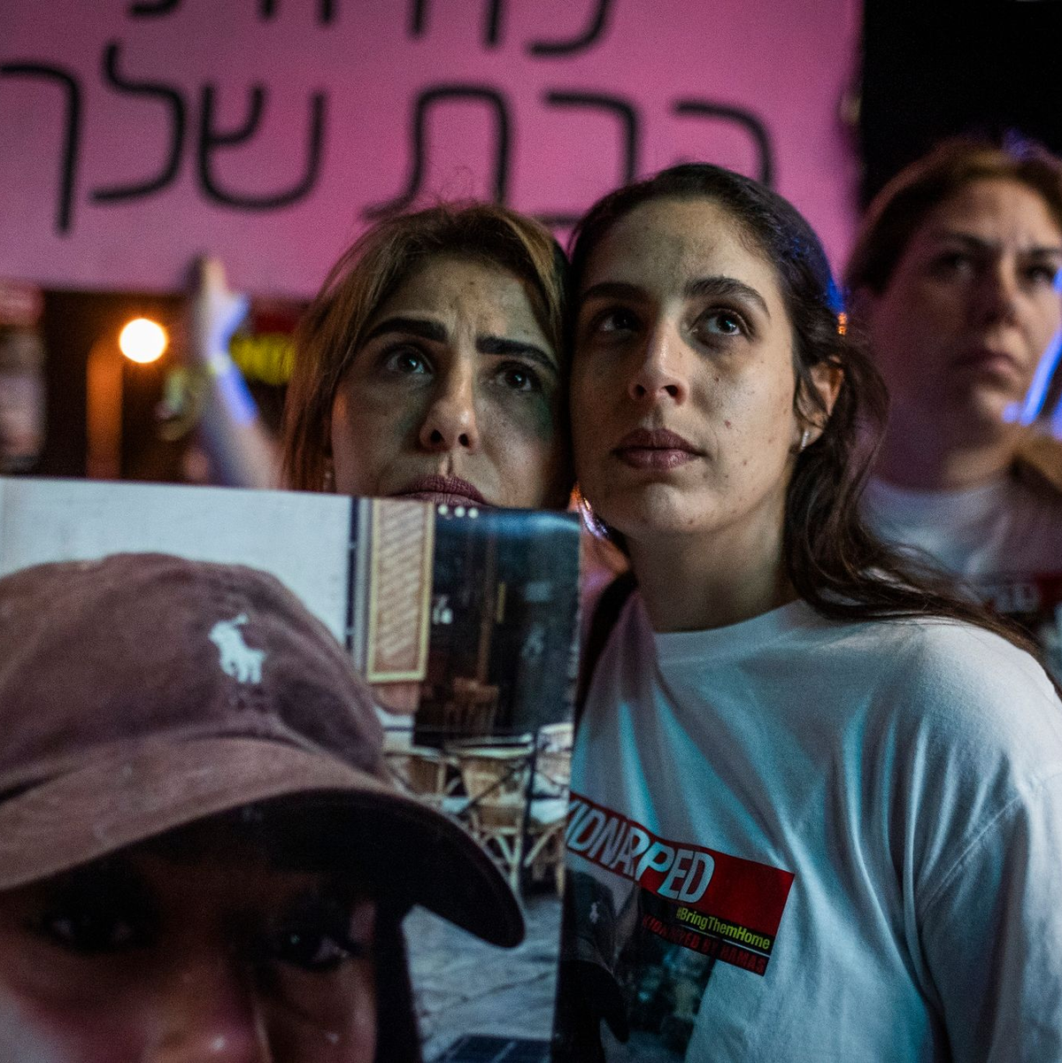 Israelis protestieren in Tel Aviv für die sofortige Freilassung der Geiseln aus dem Gazastreifen. - Foto: Ilia Yefimovich/dpa