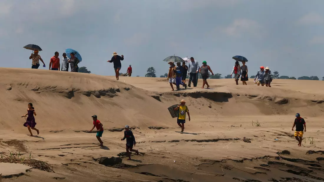 Bewohner des Amazonasgebietes leiden unter der anhaltenden Dürre und der hohen Temperaturen. - Bild: Edmar Barros/AP/dpa