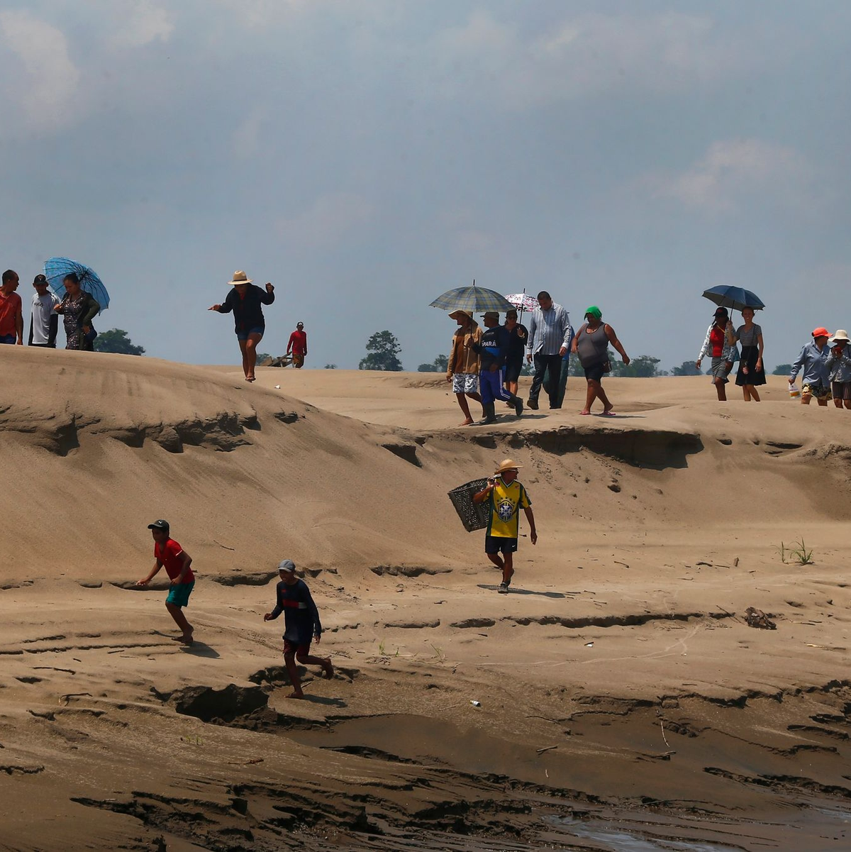 Bewohner des Amazonasgebietes leiden unter der anhaltenden Dürre und der hohen Temperaturen. - Foto: Edmar Barros/AP/dpa