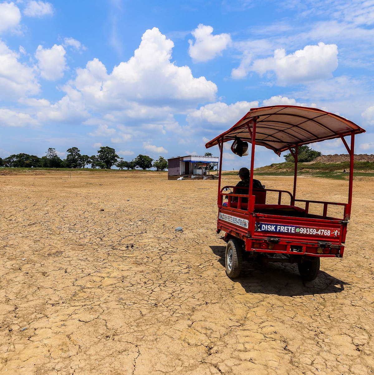 Ein kleiner Wagen fährt über eine Fläche, wo früher die Laguna Lagoa da Francesa war. Aufgrund der Dürre ist die Lagune verschwunden. - Foto: Aguilar Abecassis/dpa