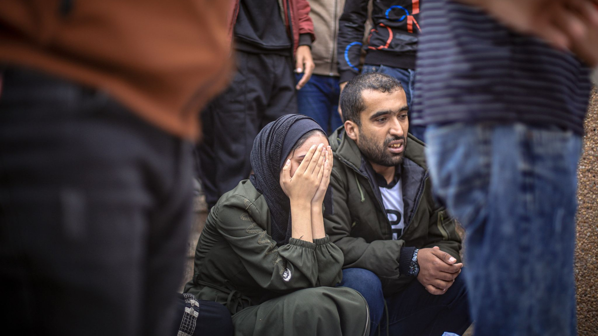 Trauer um Angehörige, die nach einem israelischen Bombenangriff ums Leben kamen. - Foto: Mohammed Talatene/dpa