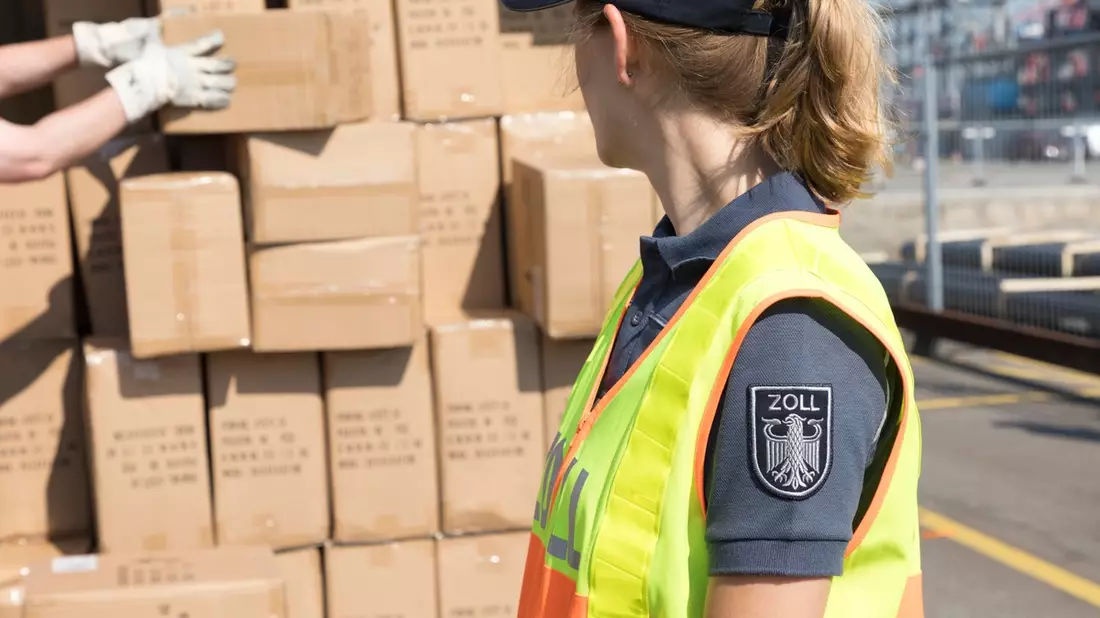 HZA-BI: Besonders zur Weihnachtszeit: Wie das Paket schnell und sicher durch den Zoll kommt/Neue IT-Anwendung erleichtert die Zollabfertigung von Paketsendungen - Bild: presseportal.de