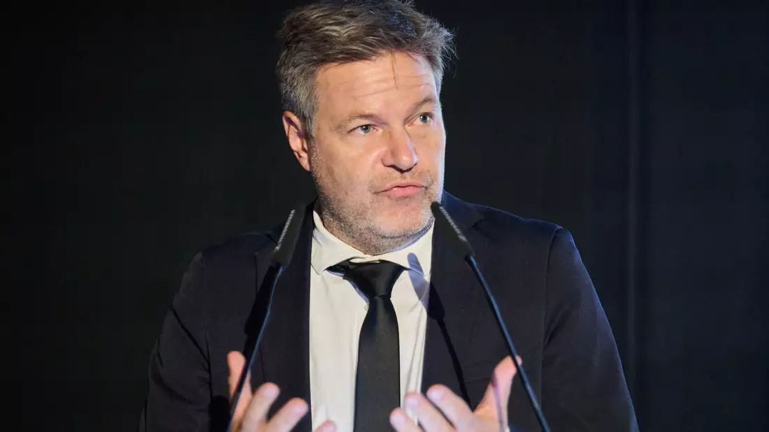 «Das Wichtigste ist jetzt, eine vernünftige KI-Verordnung auf der europäischen Ebene hinzubekommen», sagt Bundeswirtschaftsminister Robert Habeck (Grüne). - Bild: Annette Riedl/dpa
