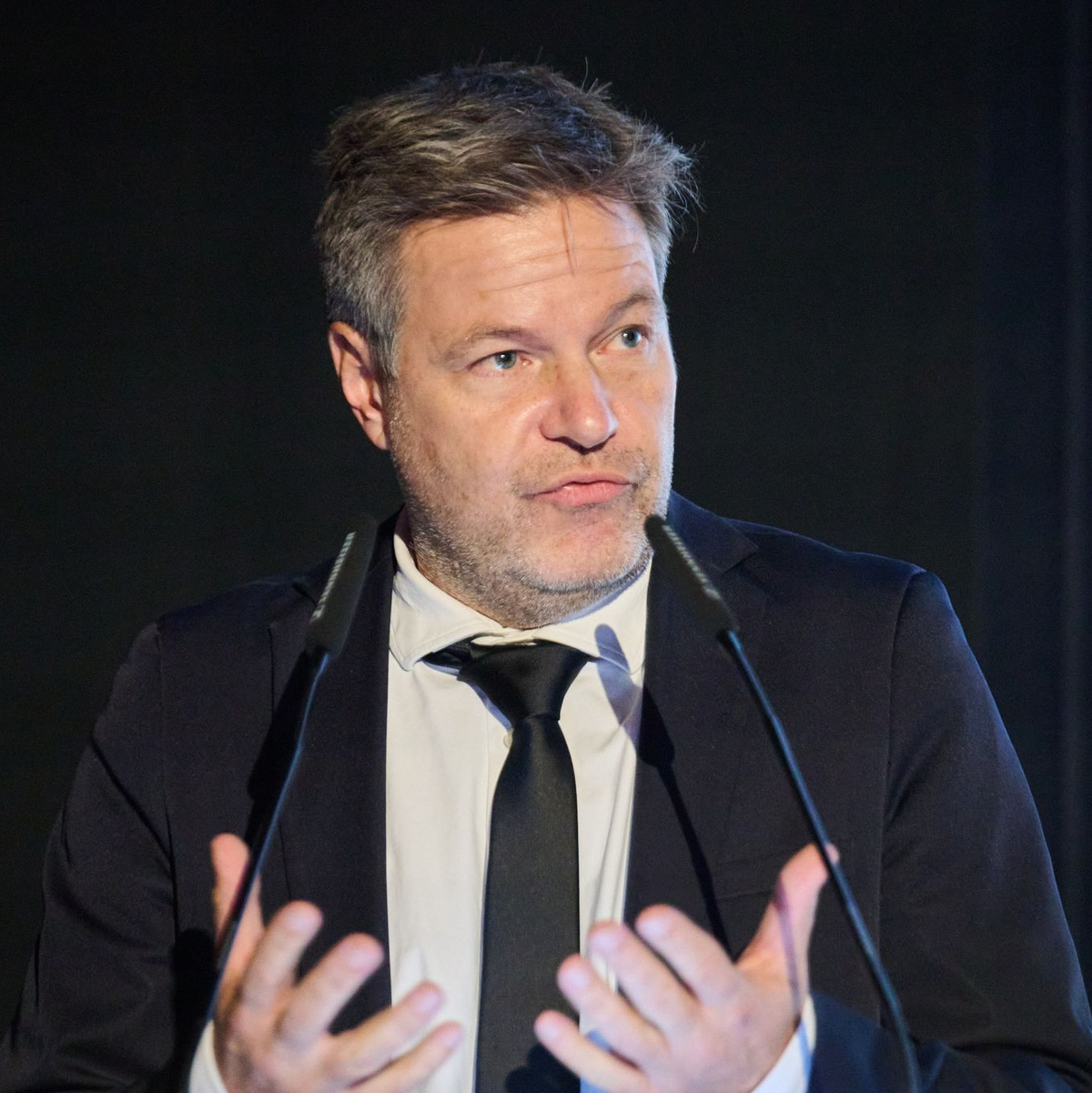 «Das Wichtigste ist jetzt, eine vernünftige KI-Verordnung auf der europäischen Ebene hinzubekommen», sagt Bundeswirtschaftsminister Robert Habeck (Grüne). - Foto: Annette Riedl/dpa