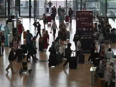 Das Terminal 1 des Flughafens Berlin Brandenburg BER «Willy Brandt». - Foto: Soeren Stache/dpa