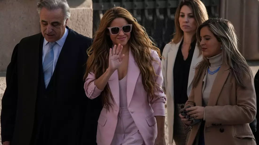 Die Sängerin Shakira (M) kommt am Gerichtin Barcelona an. Der 46-Jährigen wird vorgeworfen, in den Jahren 2012 bis 2014 insgesamt 14,5 Millionen Euro hinterzogen zu haben. - Bild: Emilio Morenatti/AP